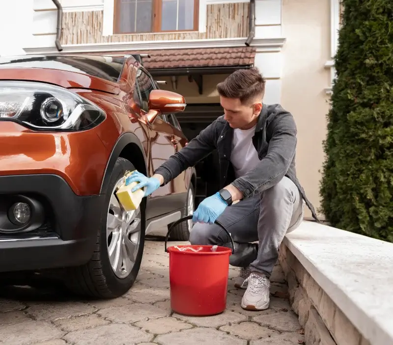 Lavage auto à domicile Alba-la-Romaine : professionnel intervenant sur un véhicule